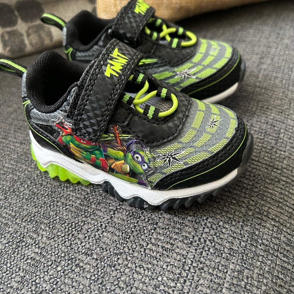 NEW NEVER WORN kids Black and Green Sneakers (light up)